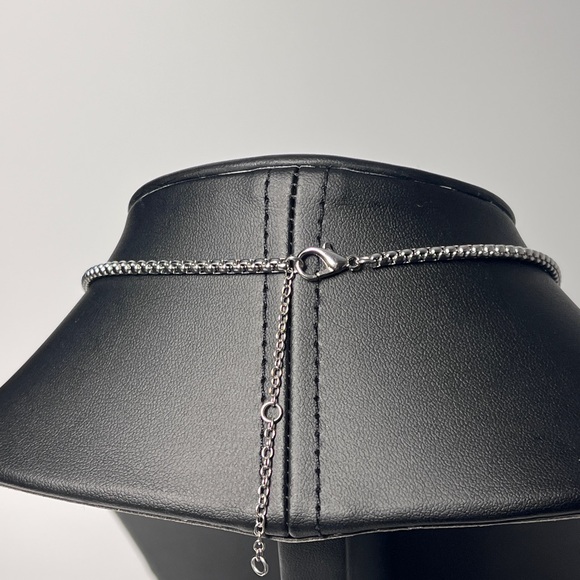 Two Tone Pearl Necklace - Picture 3 of 3